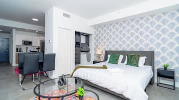 Habitación individual Deluxe, vista a la ciudad | Tabla de planchar con plancha y wifi gratis