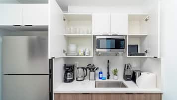Deluxe Single Room, City View | Private kitchen | Fridge, microwave, stovetop, highchair