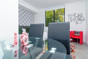 Deluxe Single Room, City View | In-room dining