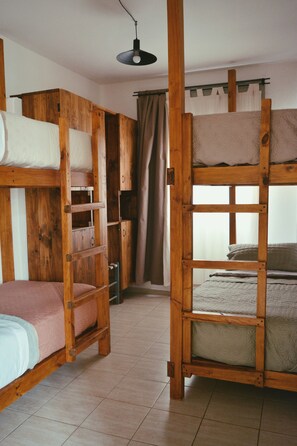 Habitación cuádruple Confort, patio, vistas a la ciudad | Wifi gratis