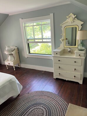 5 bedrooms, bed sheets - Charming Mountain Cottage, 5-bedroom cottage in The White Mountains (Shelburne)