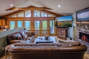 Smart-TV, Kamin, Stereoanlage