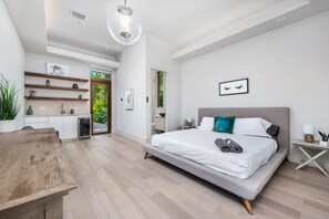 6 bedrooms, iron/ironing board, WiFi, bed sheets