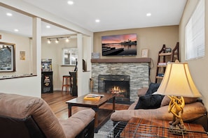 Smart-tv, eldstad, tv-spel och dvd-spelare