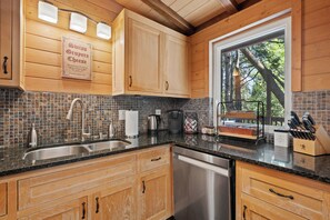 Kylskåp, mikrovågsugn, ugn och spishäll