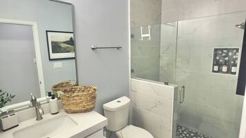 Douche, serviettes fournies, savon, papier toilette