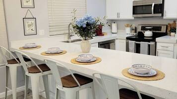 Een microgolfoven, een oven, een kookplaat, een vaatwasser