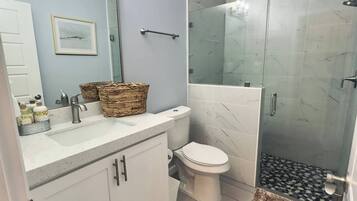 Douche, serviettes fournies, savon, papier de toilette