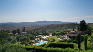 A villa with a swimming pool, surrounded by lush greenery and hills. - Villa with private pool and breathtaking views (Volterra)