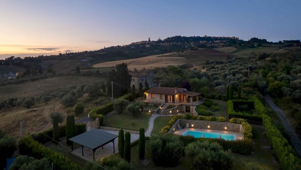 A stone house with a pool, surrounded by lush greenery and hills. - Villa with private pool and breathtaking views (Volterra)
