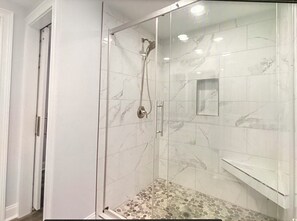 Douche, séchoir à cheveux, serviettes fournies, savon