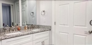 Shower, hair dryer, towels, soap - Newly Remodeled 3-bedroom, 2 full bath, home in beautiful Ocean Lakes Campground (Myrtle Beach)