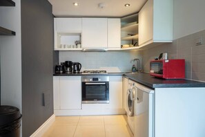 Refrigerador, microondas, horno, placa de cocina