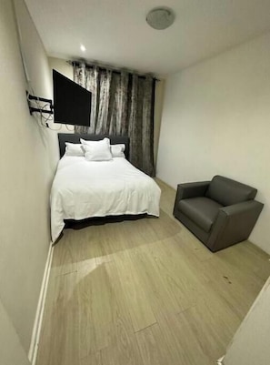 2 bedrooms, iron/ironing board, WiFi