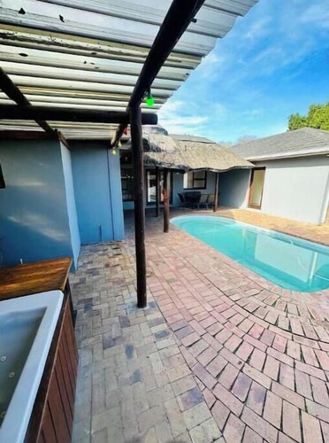 Charming 2-bedroom house in lovely Cape Town with AC