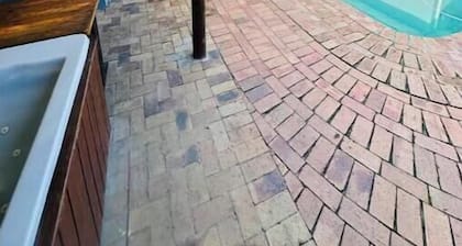 Charming 2-bedroom house in lovely Cape Town with AC