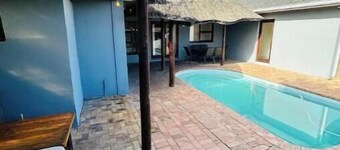 Charming 2-bedroom house in lovely Cape Town with AC
