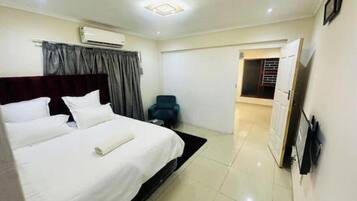 2 bedrooms, iron/ironing board, WiFi