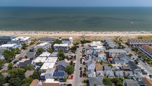 Zona residencial costera con casas, una playa y una vista despejada del océano.
