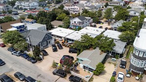 Una zona residenziale con diverse case, un parcheggio e un piccolo edificio commerciale.