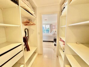 3 chambres, fer et planche à repasser