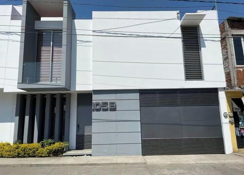 Beautiful house 2 blocks from the East Bypass Cable Car Station