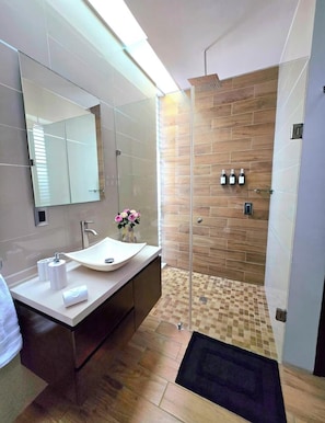 Towels, shampoo, toilet paper