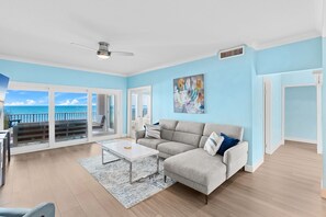 Smart TV - Snowbird Seasonal Stay in Melbourne Beach: Direct Oceanfront, Heated Pool & Beach Access! 🌊 (Melbourne Beach)