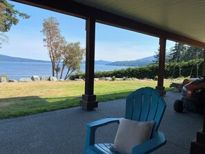 Terrace/patio - Whiskey Point Water Front Homestay (Mill Bay)