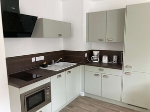 Refrigerador, lavavajillas, tostadora y utensilios de cocina 