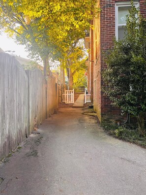 Property grounds - Fall Fun Spot•Little 5 Parade & Musicfest•King Bed (Atlanta)