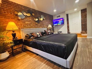 1 bedroom, desk, iron/ironing board, travel crib - Fall Fun Spot•Little 5 Parade & Musicfest•King Bed (Atlanta)
