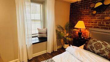 1 dormitorio, escritorio, tabla de planchar con plancha y cuna de viaje