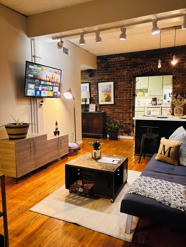 Smart-TV, Bücher, Stereoanlage, Computerbildschirme