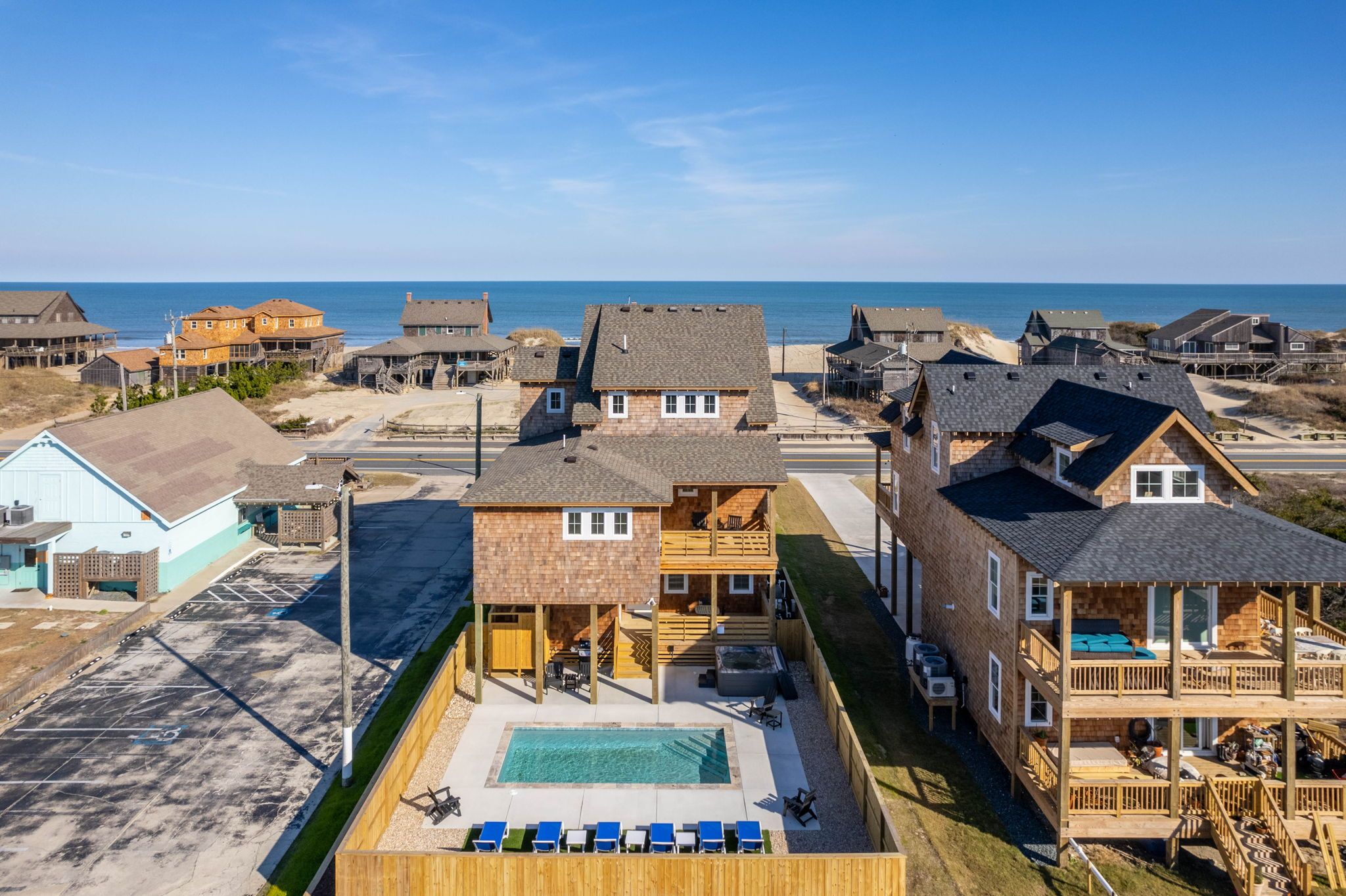 Ein Strandgrundstück mit Schwimmbad, mehreren Terrassen und Meerblick.