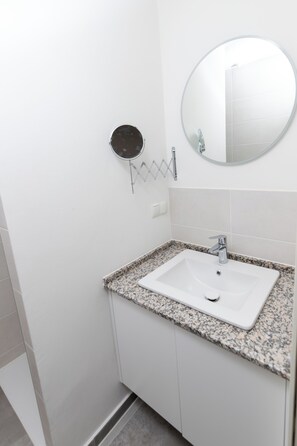 Dusch, hårtork, handdukar och tvål