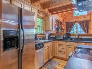 Kylskåp, mikrovågsugn, ugn och spishäll