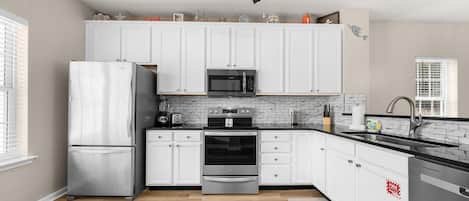 Kühlschrank, Mikrowelle, Ofen, Herdplatte