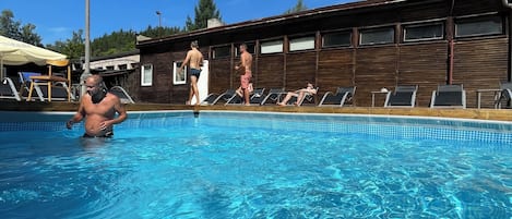 Alberca al aire libre y alberca climatizada