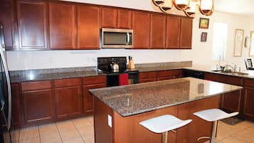 Mikroaaltouuni, uuni, liesi, astianpesukone