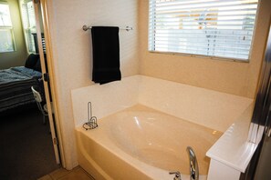 4 quartos, ferros/tábuas de passar roupa, Wi-Fi, roupa de cama