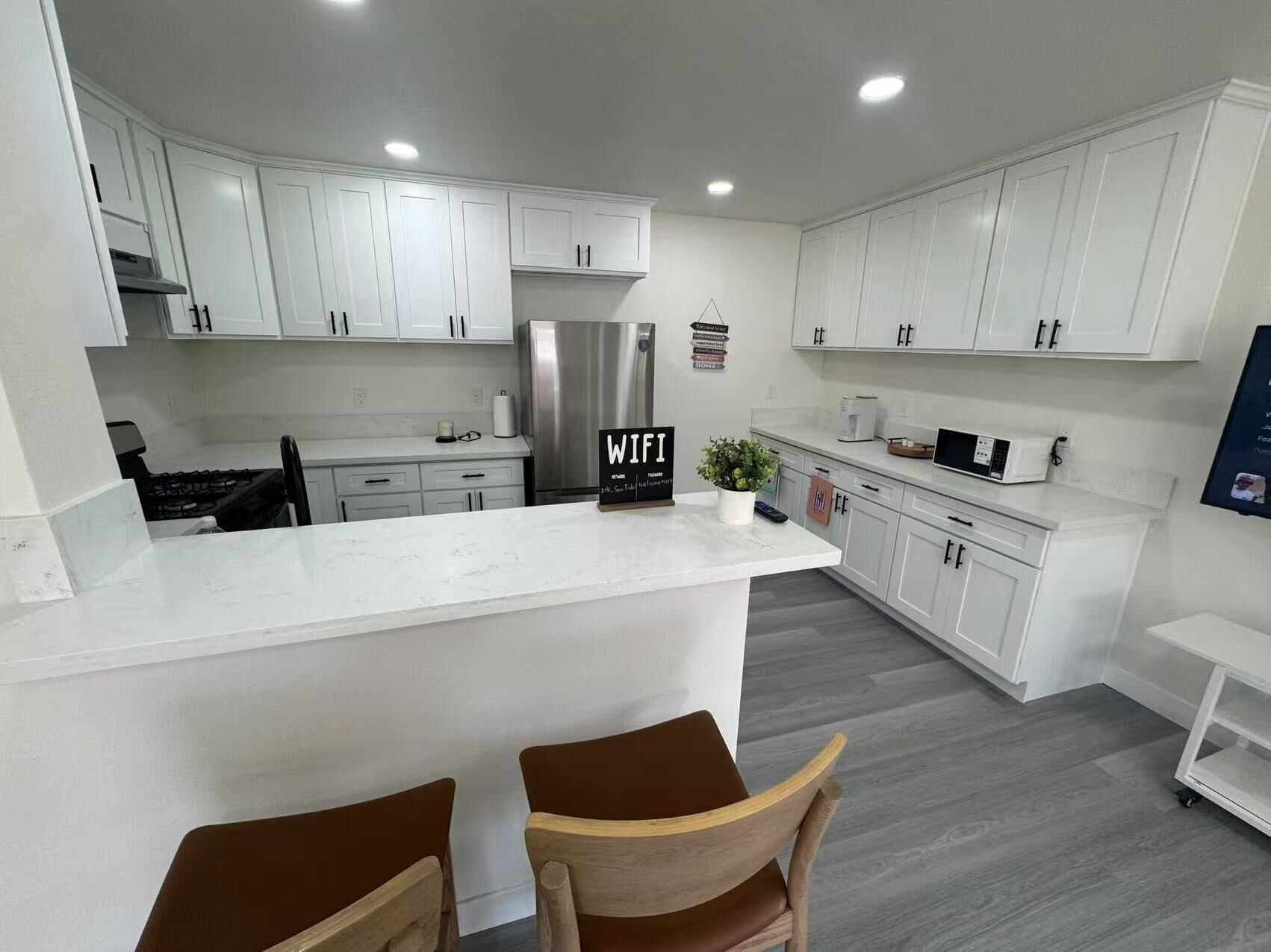 Réfrigérateur, micro-ondes, four, plaque de cuisson