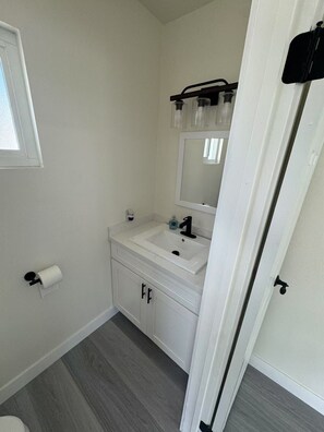 Douche, séchoir à cheveux, serviettes fournies, savon