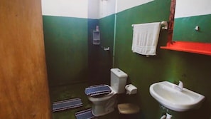 Estúdio, vista para o jardim | Banheiro | Chuveiro, produtos de toalete grátis, toalhas de banho, sabonete