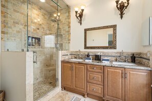 Douche, sèche-cheveux, serviettes fournies, savon