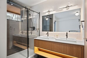 Hårføner, håndklær og toalettpapir