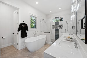 Douche, sèche-cheveux, serviettes fournies