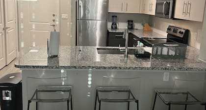Cozy Apartment in Central-Dallas with Gym & Pool