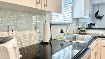 Een magnetron, een oven, een kookplaat, een vaatwasser