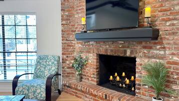 Een televisie en een open haard